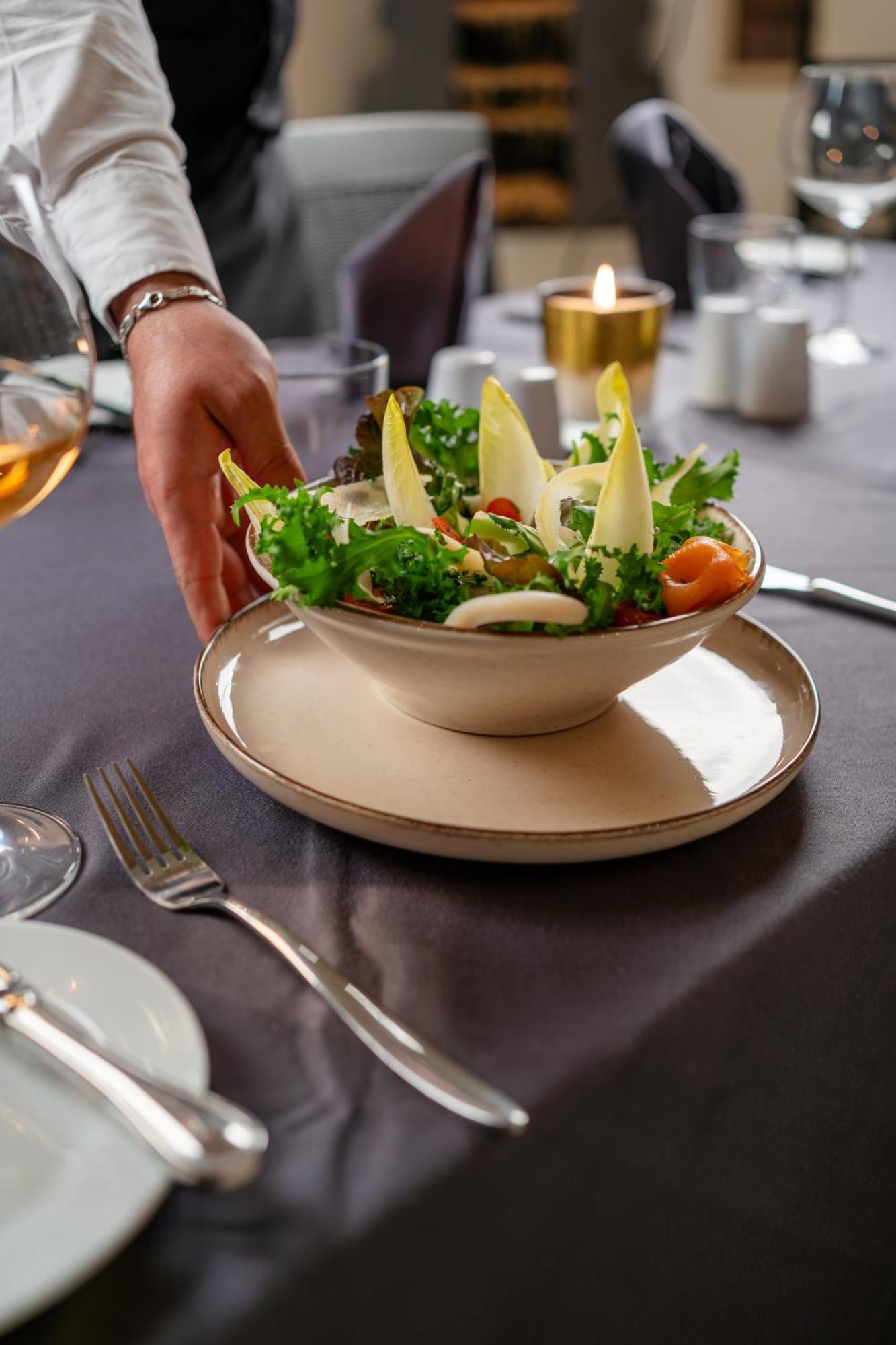 เคนซี เมนารา พาเลซ ออล อินคลูซีฟ พรีเมียม Hotel มาร์ราเกช ภายนอก รูปภาพ A salad being served