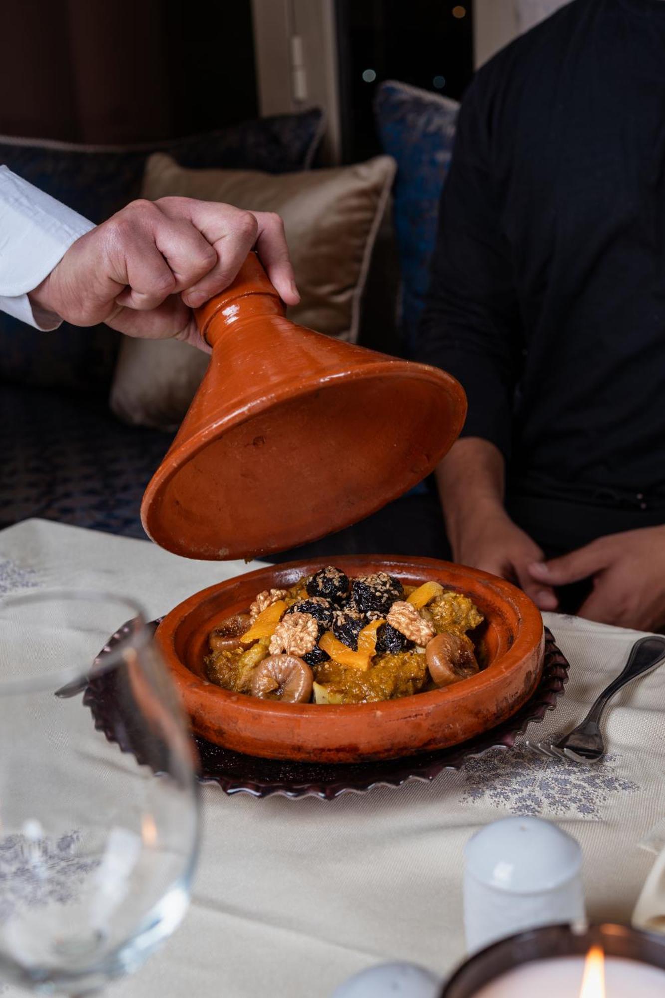 เคนซี เมนารา พาเลซ ออล อินคลูซีฟ พรีเมียม Hotel มาร์ราเกช ภายนอก รูปภาพ A tajine being served