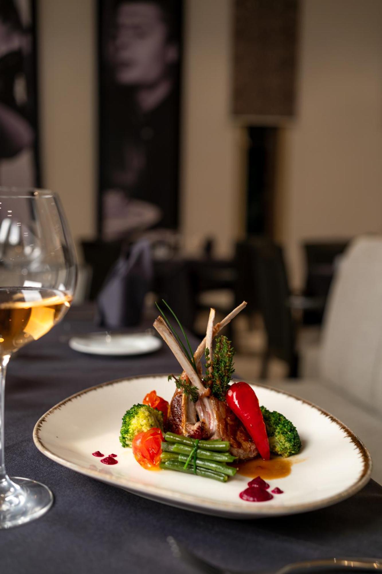 เคนซี เมนารา พาเลซ ออล อินคลูซีฟ พรีเมียม Hotel มาร์ราเกช ภายนอก รูปภาพ A meal at the restaurant