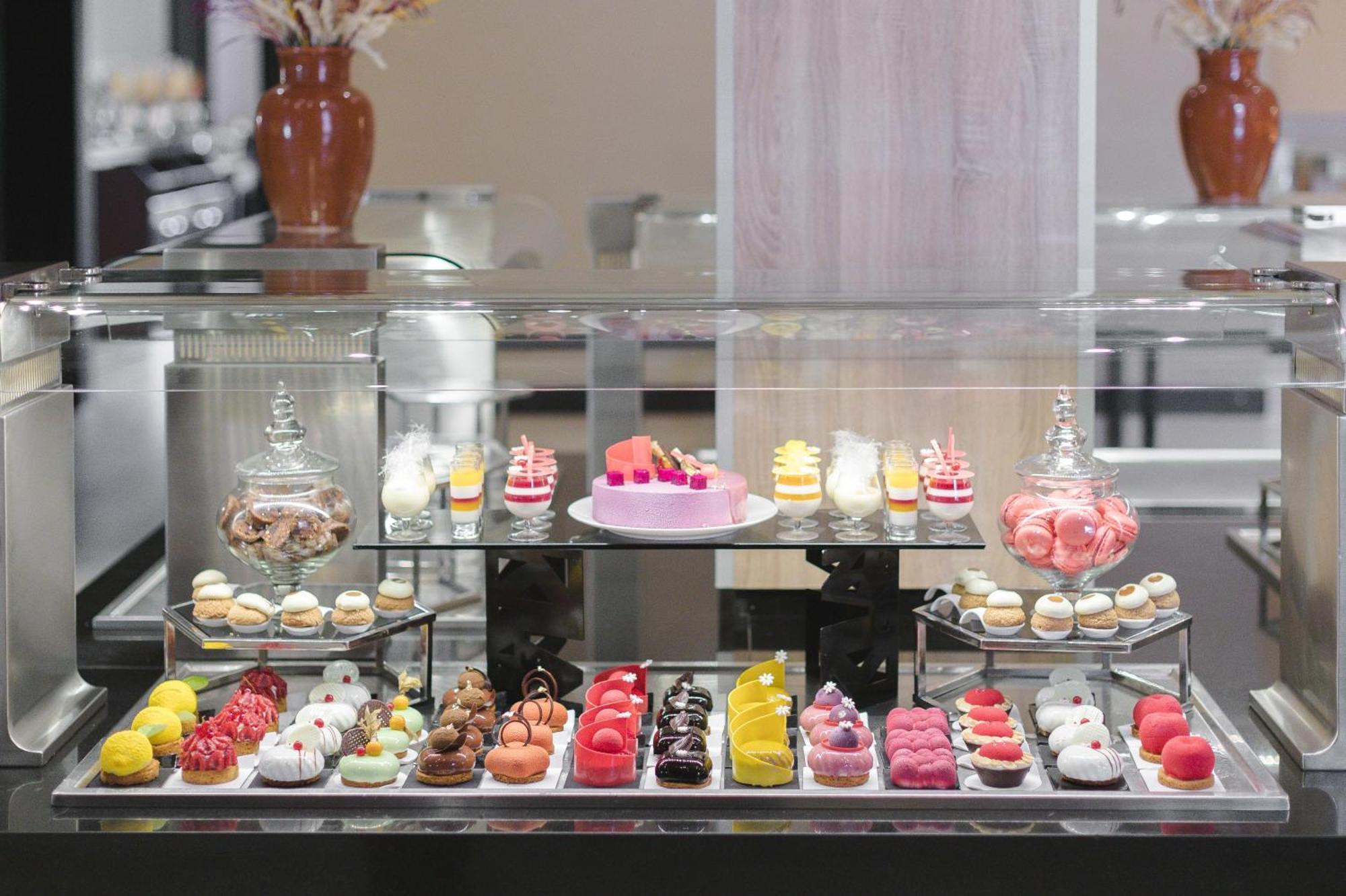 เคนซี เมนารา พาเลซ ออล อินคลูซีฟ พรีเมียม Hotel มาร์ราเกช ภายนอก รูปภาพ A display of French desserts