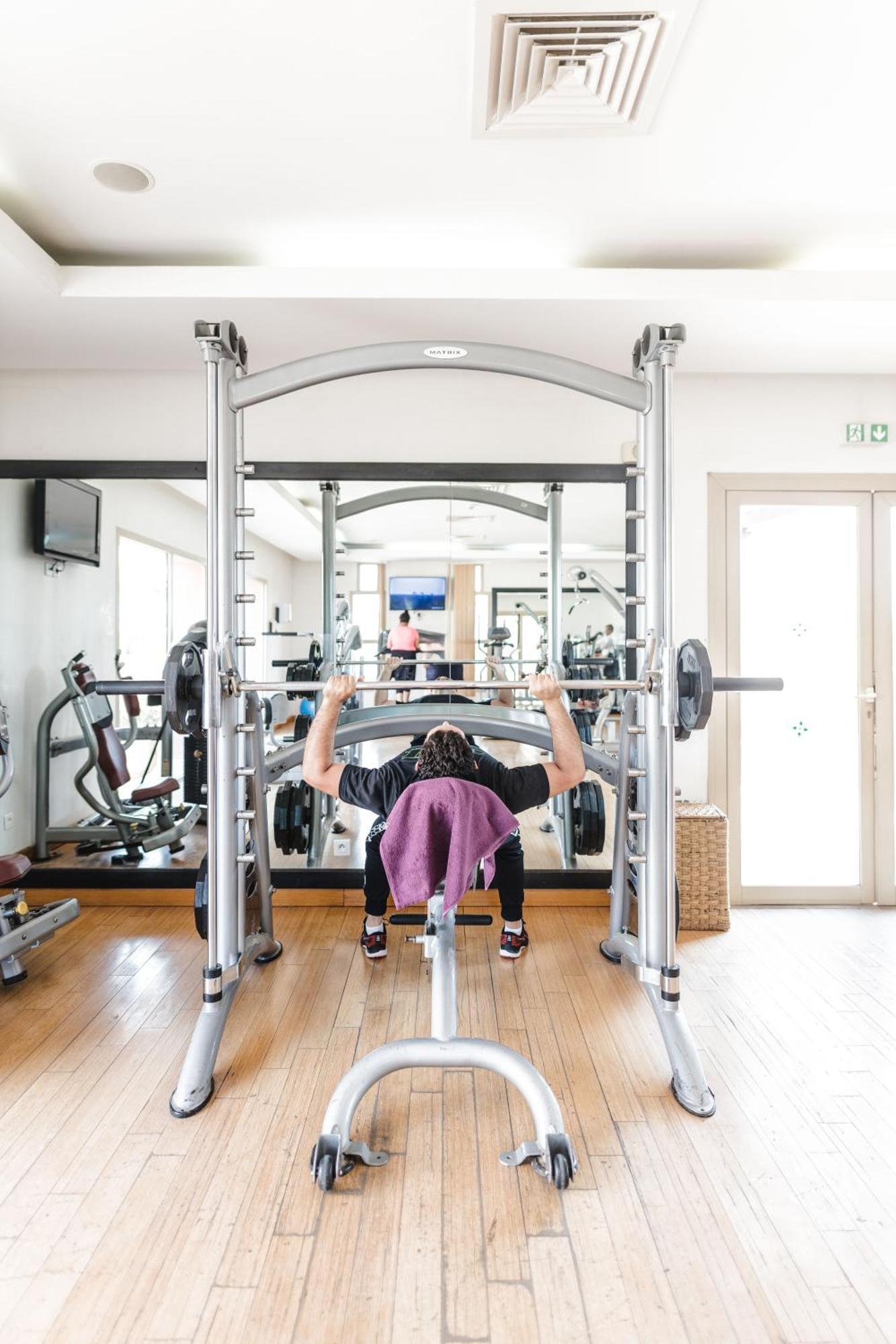 เคนซี เมนารา พาเลซ ออล อินคลูซีฟ พรีเมียม Hotel มาร์ราเกช ภายนอก รูปภาพ A woman performing a bench press with a Smith machine